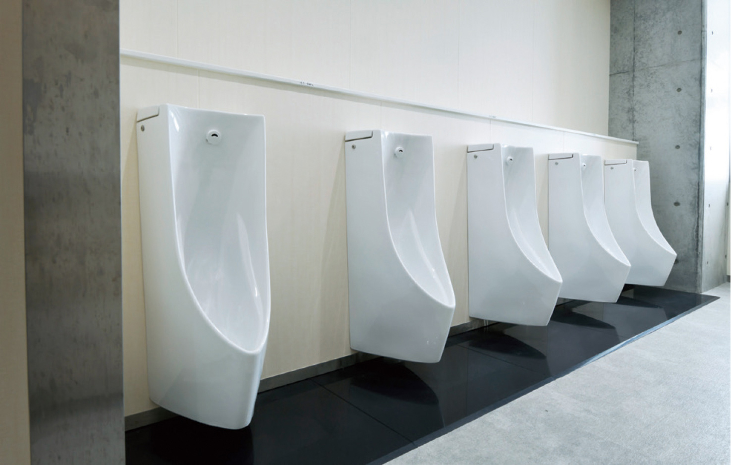 3階分散型男子トイレ。小便器は床の清掃性に優れた低リップタイプの壁掛自動洗浄小便器。