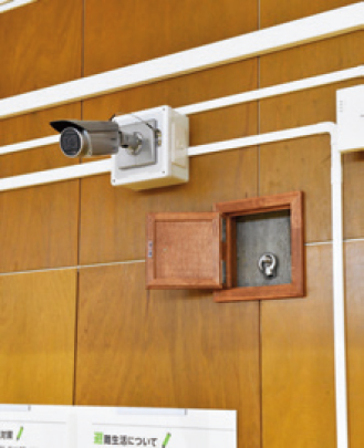 防犯カメラと、ビニールカーテンで仕切る際に利用する金具