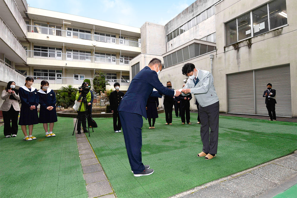 セレモニーでは、地元の施工業者から学校に清掃用具が贈られた。