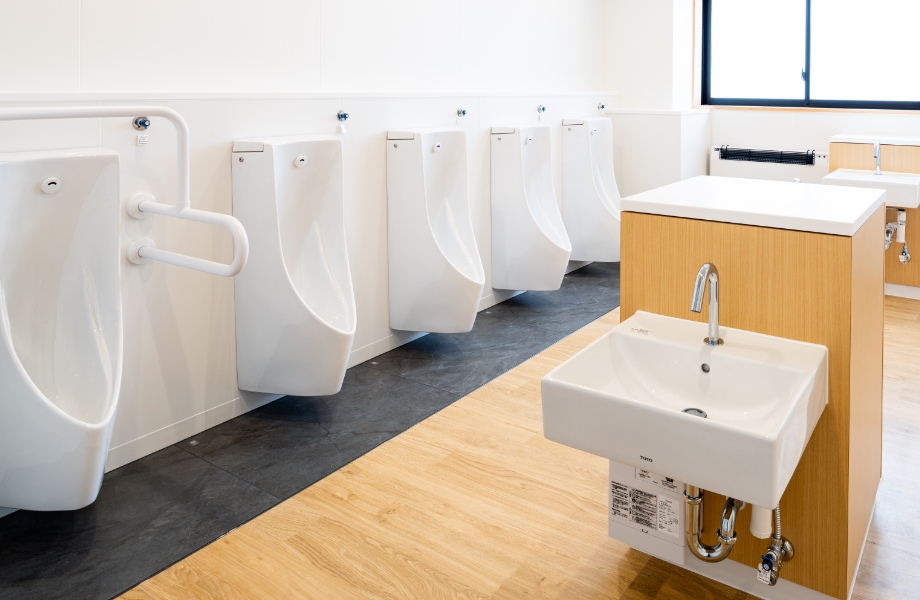 白と木の素材を基調に清潔で明るいトイレに。