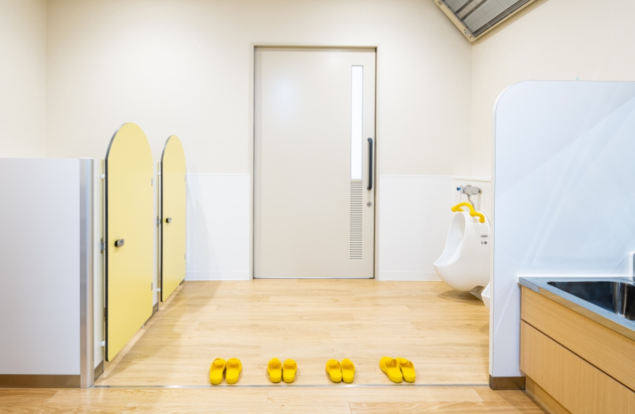 保育園のトイレもデザインを統一。