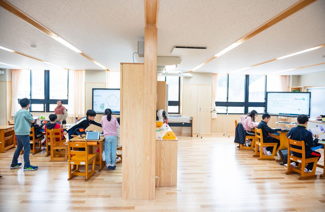 教室と廊下との間の壁をなくし、開放的な学習空間に。