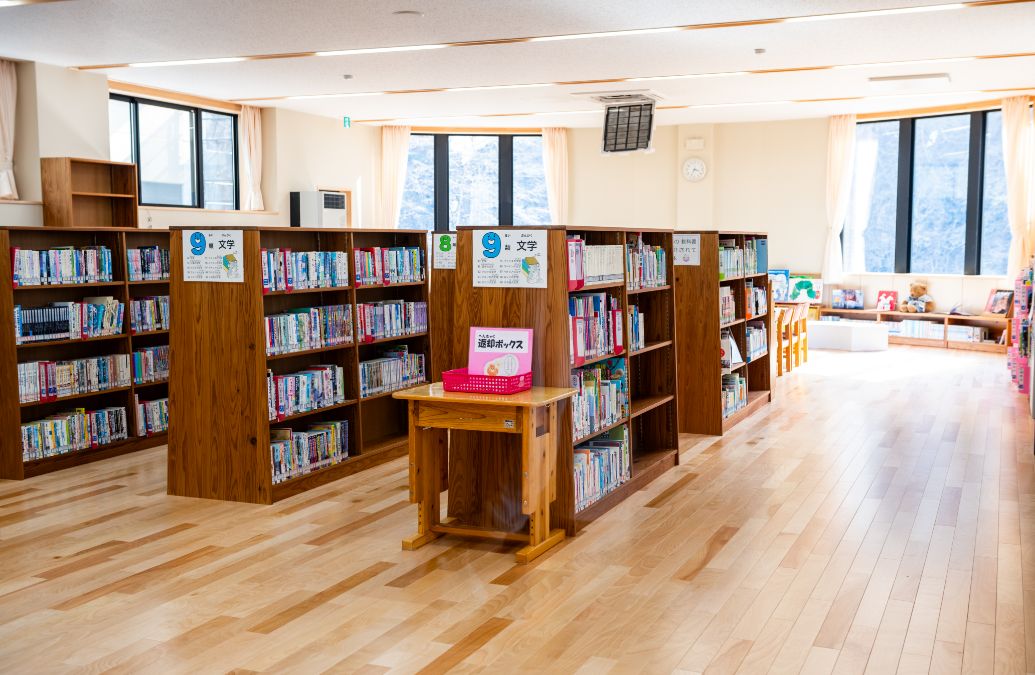 窓を大きく取り、伸び伸びと良書に親しめる図書室。