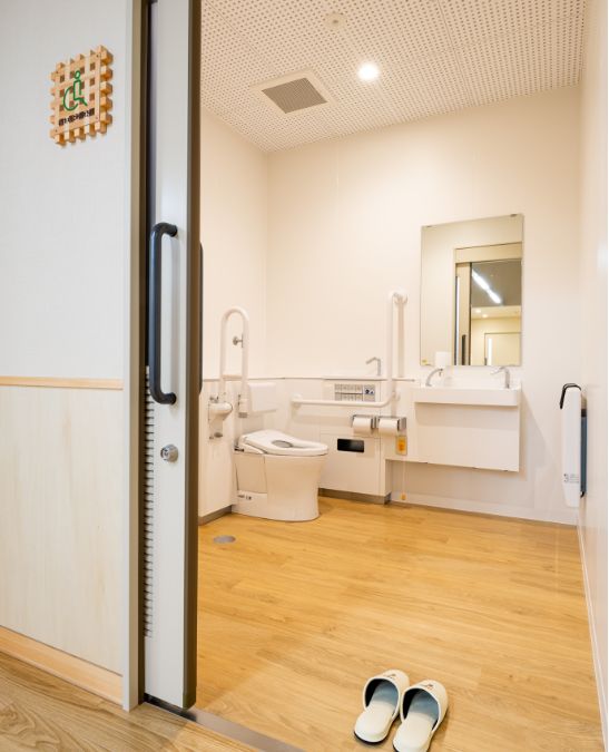 男女別のトイレの隣にさまざまな方が利用できるバリアフリートイレを設置。ベビーチェアやおむつ交換台を設置し、オストメイトにも対応。