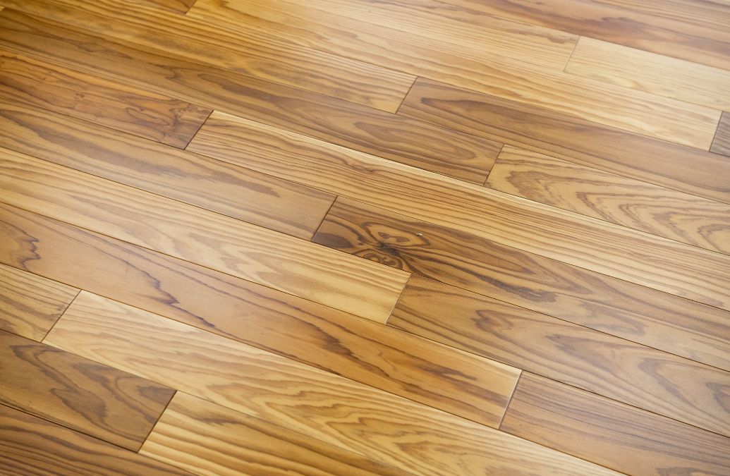 フローリングの一部には学校の敷地内に茂っていた杉の木を使用している。