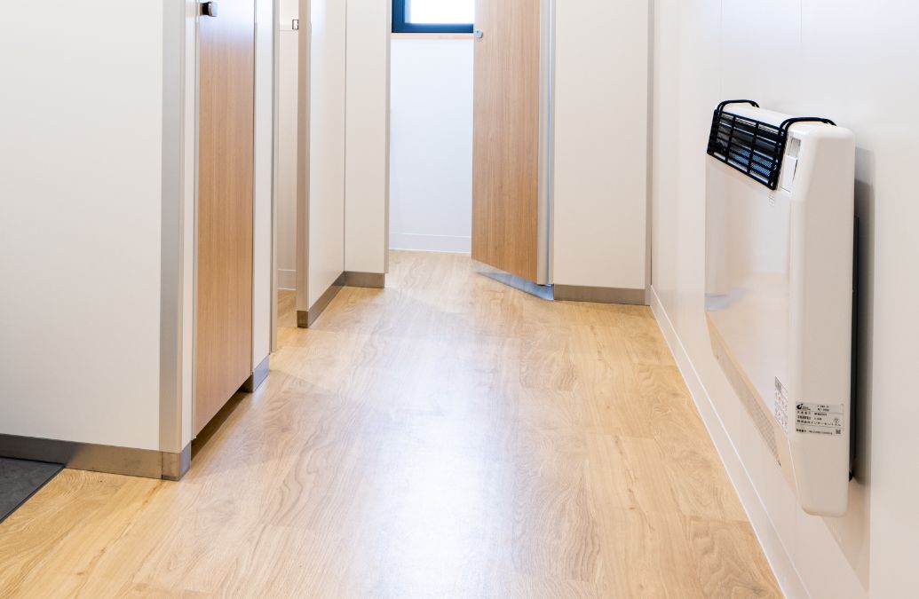 暖房用の電気パネルで寒さが厳しい冬もトイレはあったか空間に。