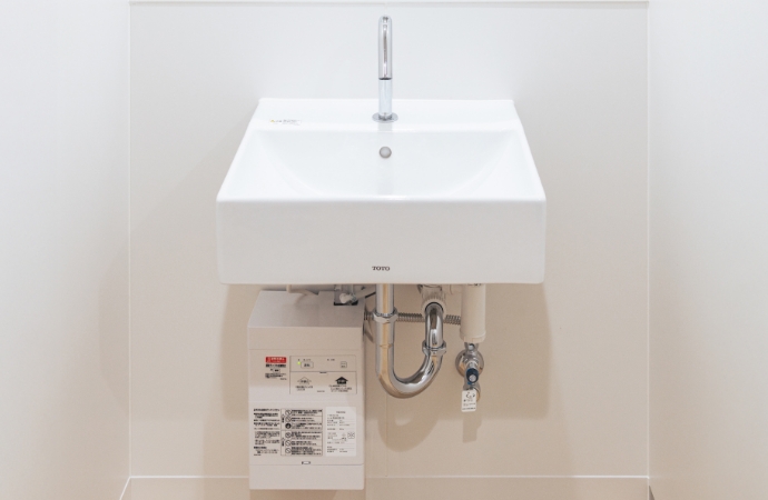 すべての手洗い器に電気温水器と自動水栓が設置され、寒い冬でもしっかりと手洗いができる。