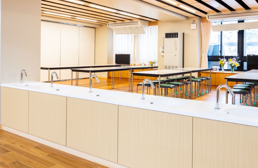 昼食はランチルームで子どもも大人もみんないっしょに。