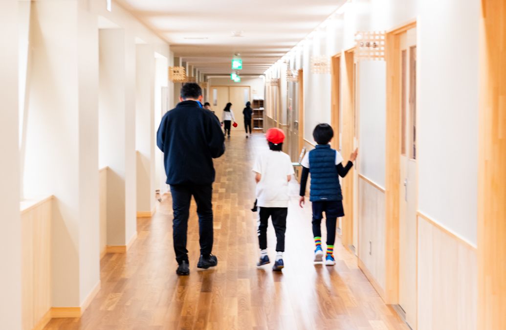 木が随所に用いられ、あたたかみのある校内。