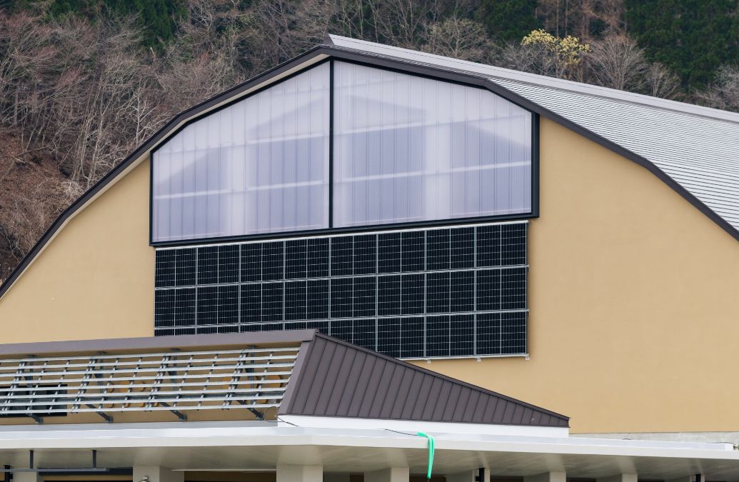 体育館壁面には太陽光パネルを設置し、トイレのヒーターを温める電力にも使用。
