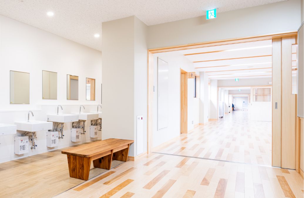 トイレ入り口部分にはベンチを設置。子どもたちのコミュニケーションを深め、心和ませる場に。