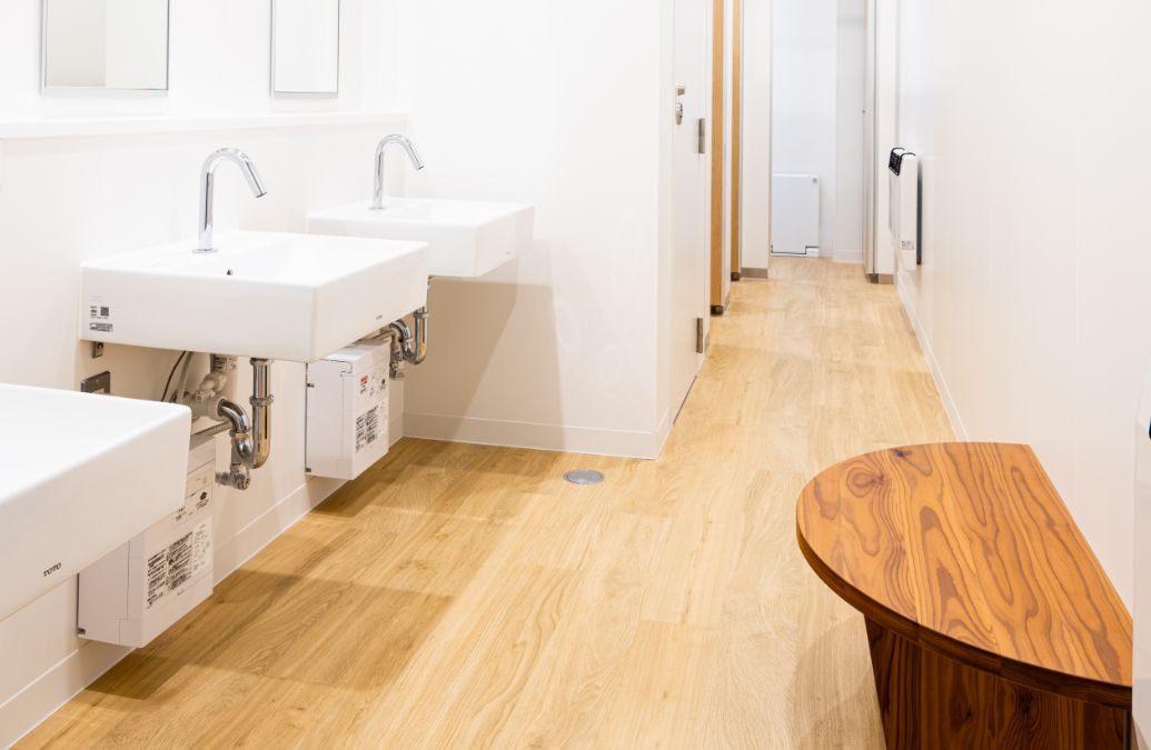 トイレ使用時に教科書を置けるなど様々に活用できるトイレ内のベンチ。